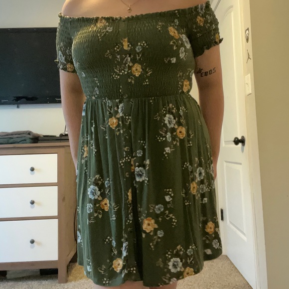 Green off the shoulder flower dress - Picture 2 of 2